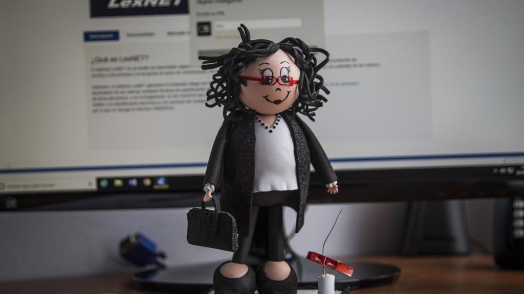 Una muñeca de una abogada en el escritorio de su despacho.