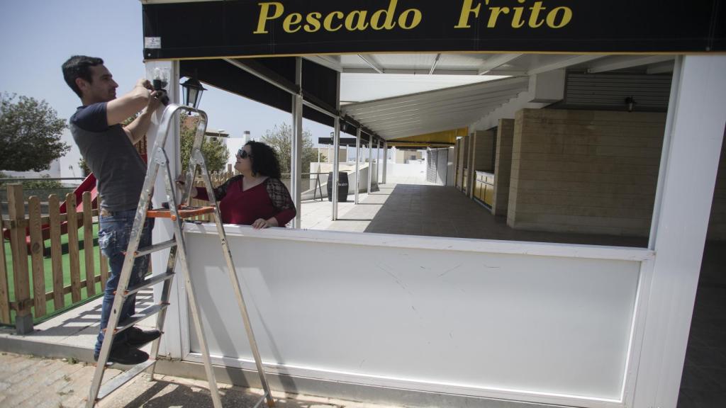 Antonia y su marido José Antonio, en el bar que ambos poseen en propiedad, y donde ella trabaja como cocinera en los meses de verano.