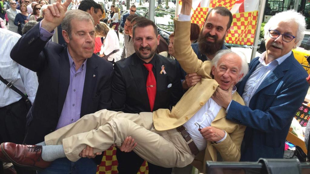 Guasch, con el gobierno de Tabarnia en pleno, sostiene al presidente Boadella