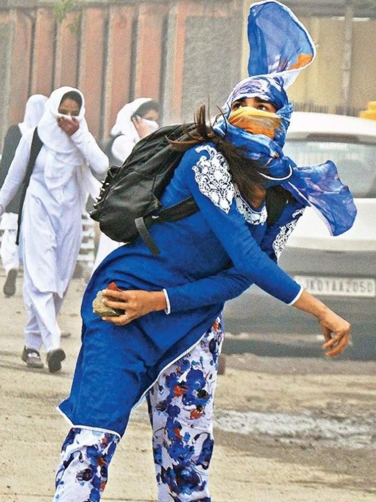 Afshan Ashiq arrojando piedras