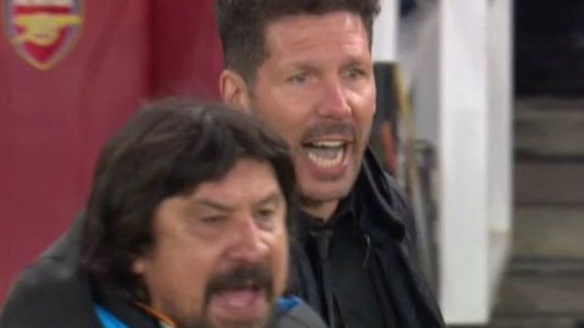 Simeone y Mono Burgos protestan. Foto Twitter (@chirichampions)
