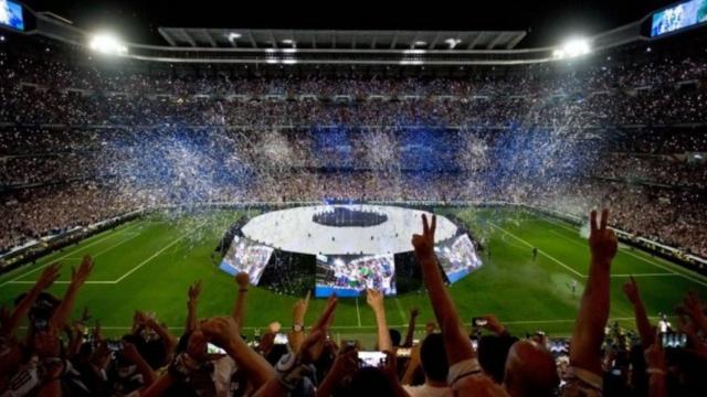Aficionados del Real Madrid disfrutan de una final en el Santiago Bernabéu
