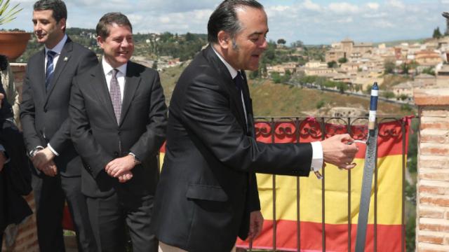 José Julián Gregorio enciende un cohete durante la Romería del Valle en Toledo. Foto: Óscar Huertas.