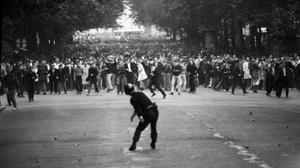 Estudiantes y agentes se enfrentaron en las calles de París