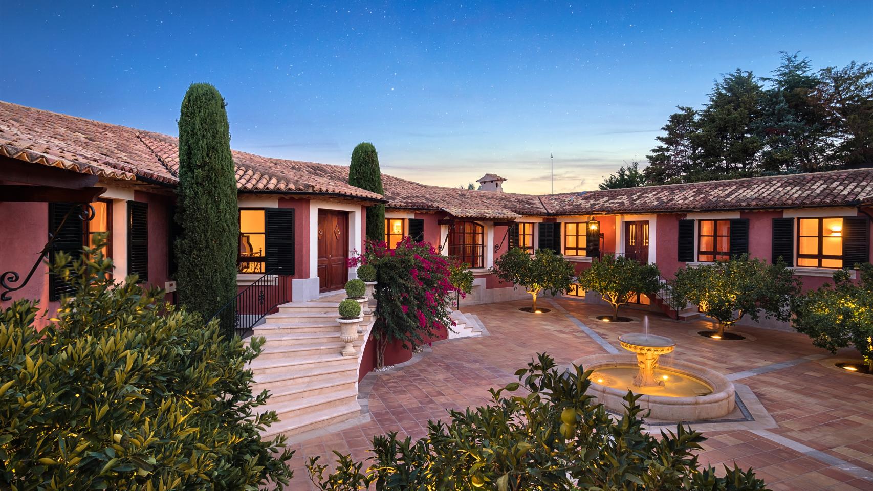 Así es la casa de Mallorca de Adolfo Suárez que se pone en venta