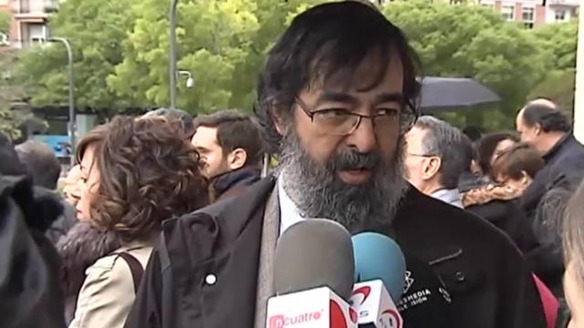 El juez Ricardo González atiende a los medios.