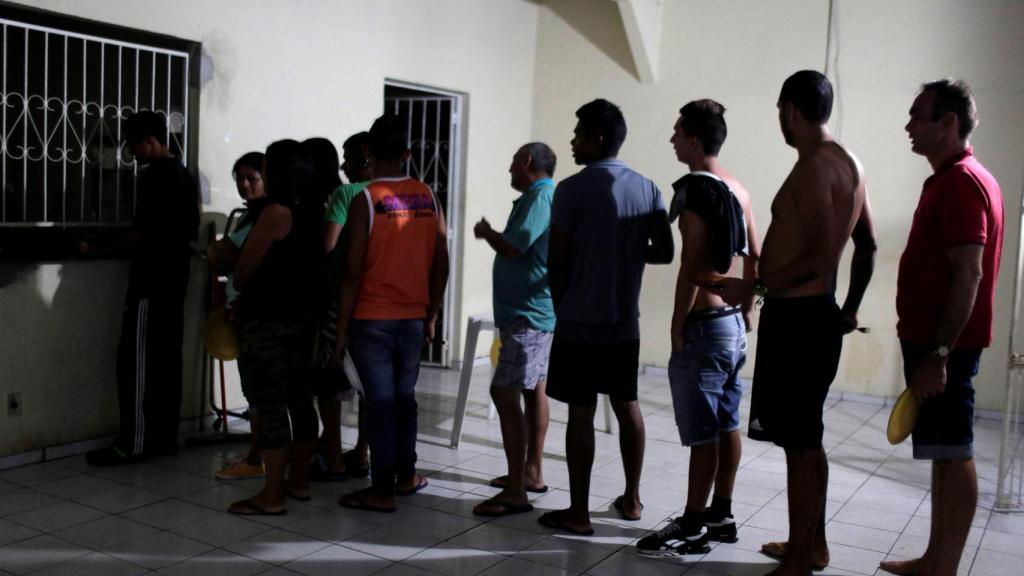 Cola para comprar comida en un local de Caracas