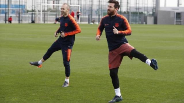 Leo Messi y Andrés Iniesta juntos en el último entrenamiento antes de El Clásico. Foto: Twitter (@FCBarcelona_es)