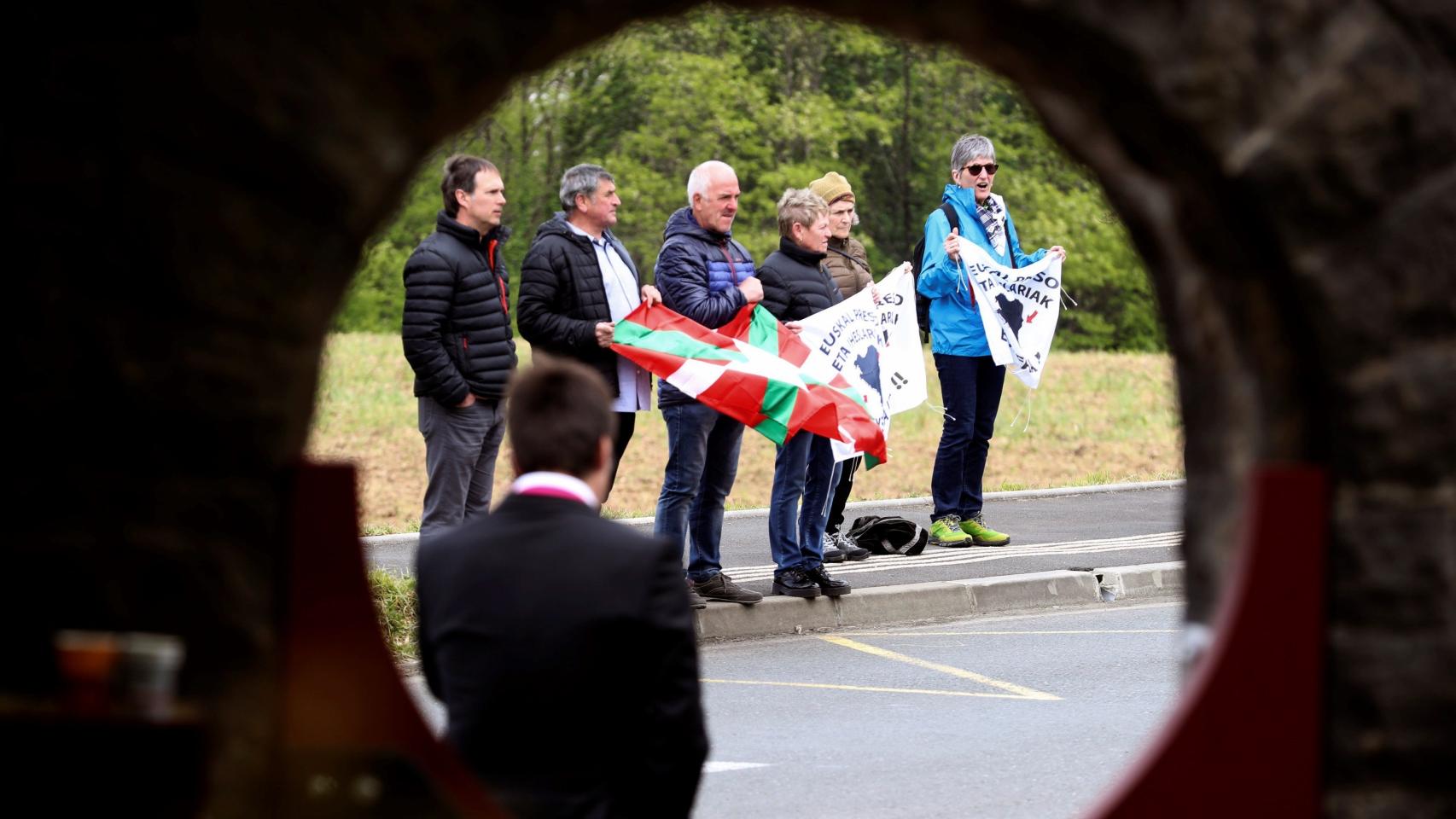Simpatizantes de ETA piden la amnistía para los presos frente a Villa Arnaga de Cambo (Francia).