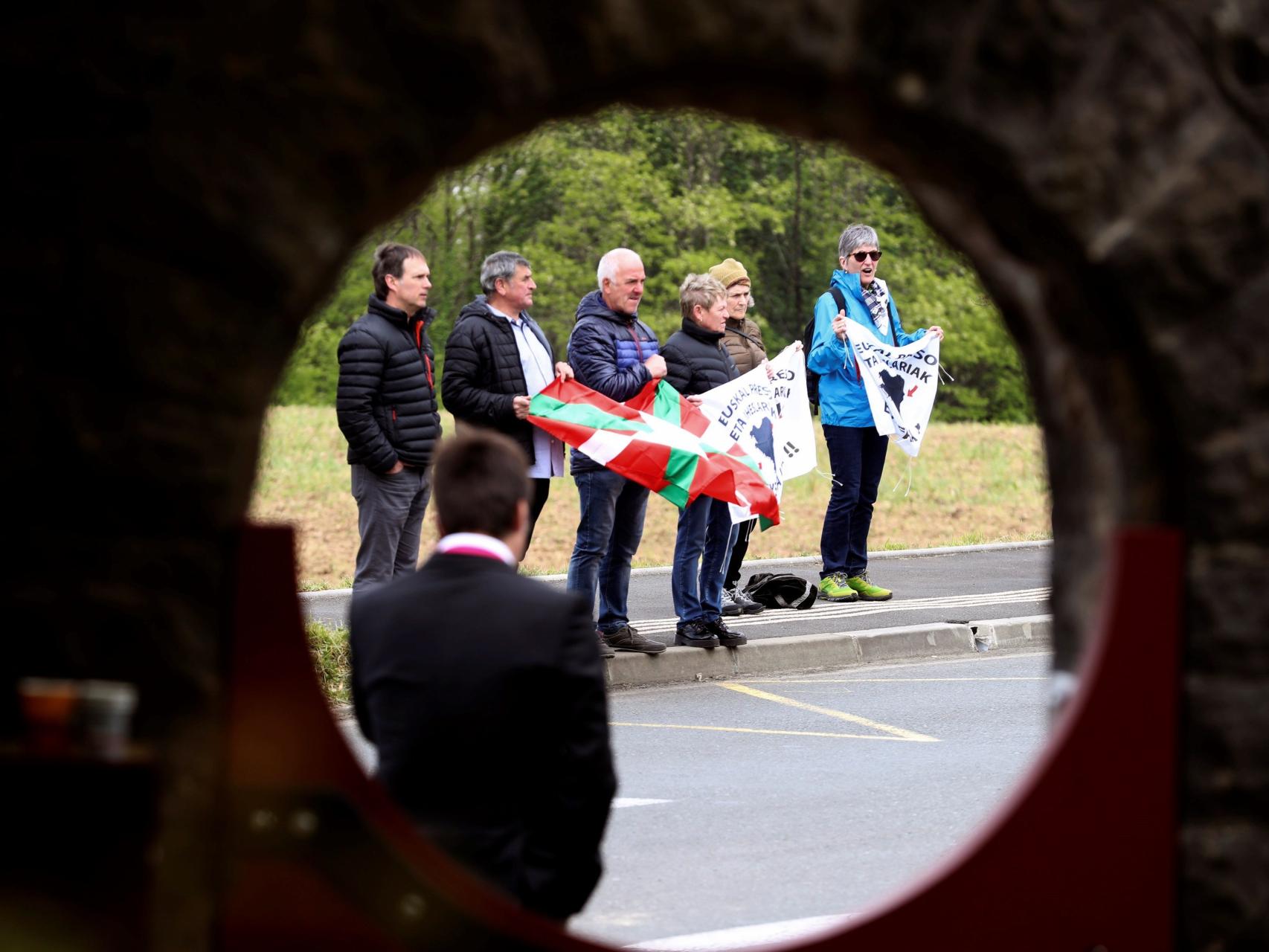 Simpatizantes de la izquierda abertzale piden la amnistía para los presos de ETA frente a Villa Arnaga de Cambo (Francia).