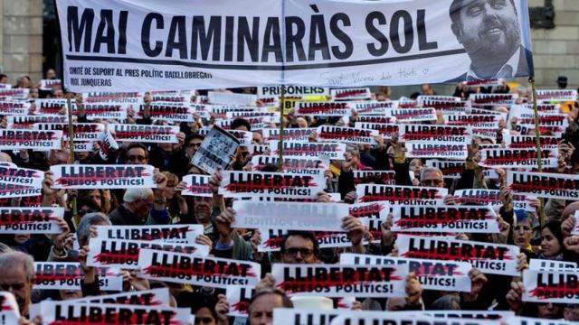 Concentración en la plaza Sant Jaume de Barcelona, en solidaridad con Oriol Junqueras y Joaquim Forn.