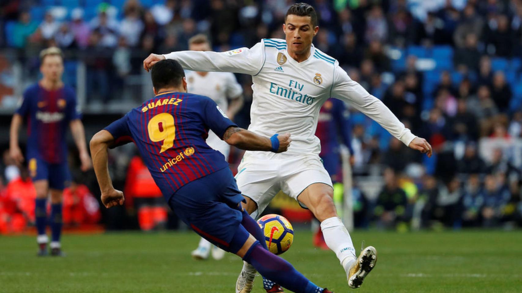 Cristiano Ronaldo y Luis Suárez, durante el Clásico.