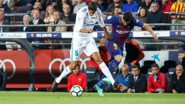 La falta de Luis Suárez a Varane en el gol de Messi. Foto: Manu Laya / El Bernabéu.
