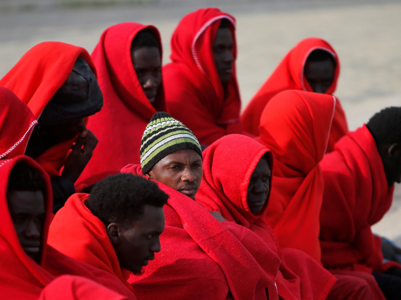 Un grupo de migrantes descansan en el puerto de Málaga tras ser rescatados