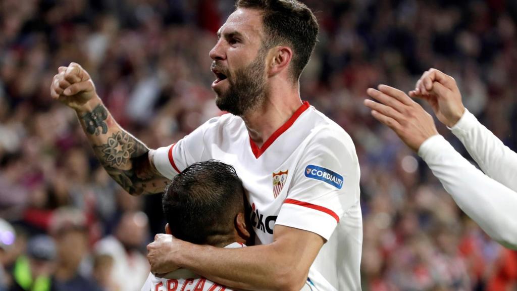 Layún, en la celebración de su gol en el Sevilla - Real Madrid.