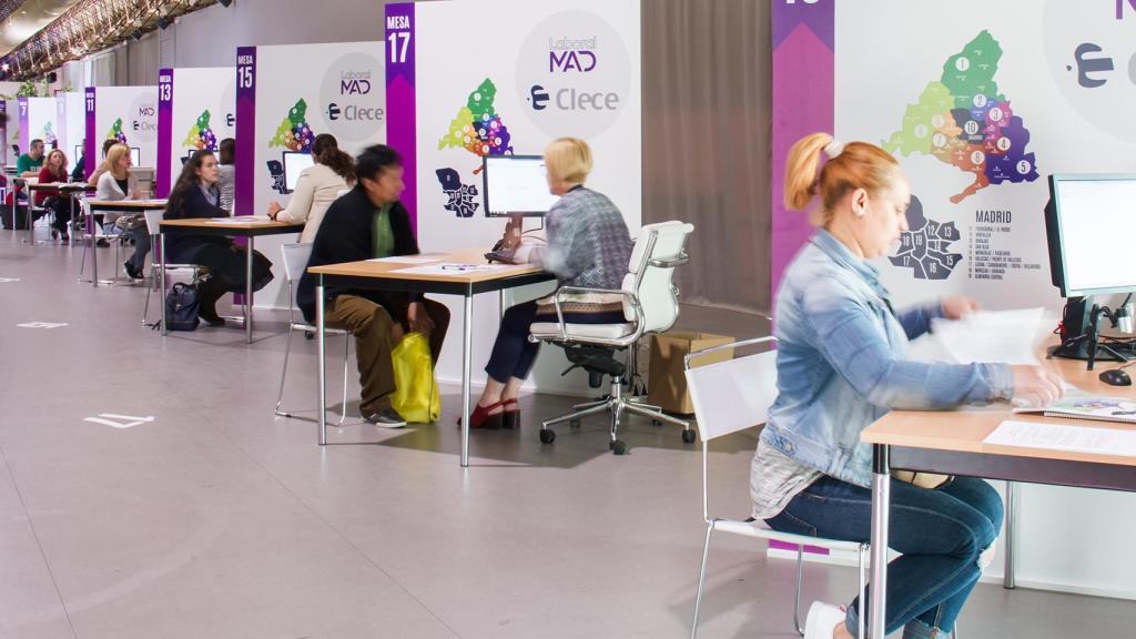 Varias mesas de entrevistas