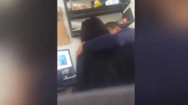 Una estudiante colombiana denuncia a su profesor tras grabarle acosándola