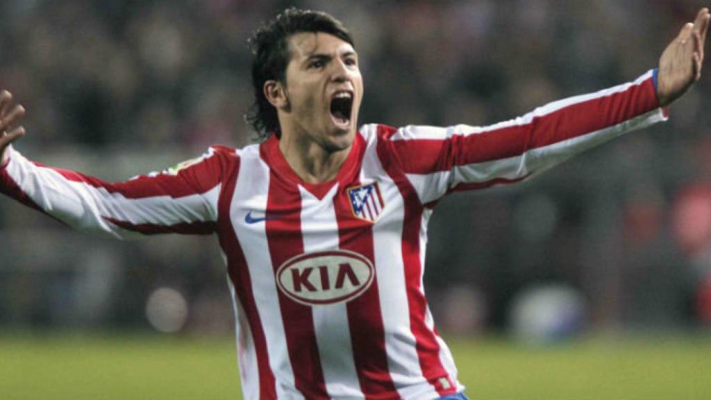 El Kun Agüero celebra un gol con el Atlético.