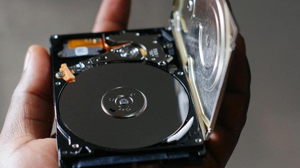 Disco duro abierto.