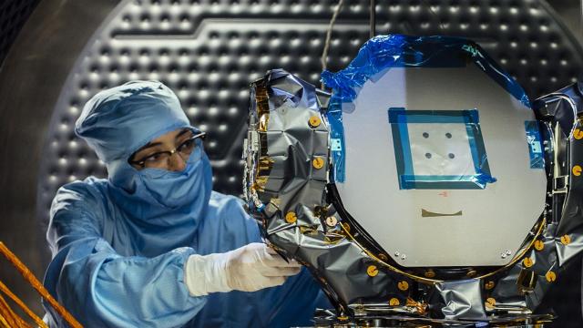 Una técnico en las instalaciones de Sener.