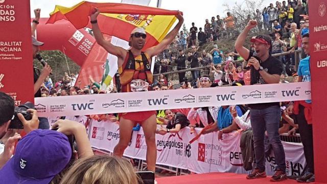 Luis Alberto Hernando al ganar su tercer Mundial consecutivo de trail running.