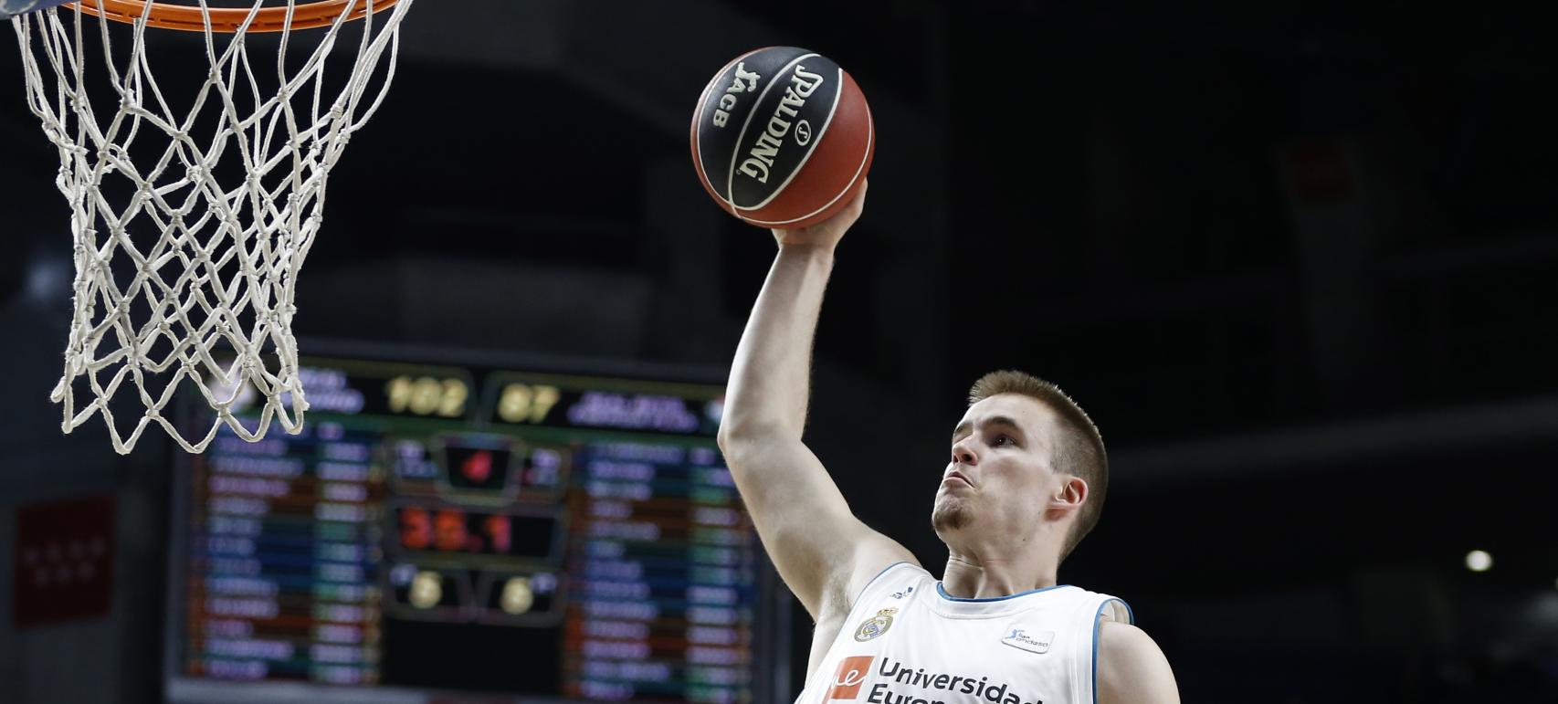 Radoncic intenta un mate ante el Betis.