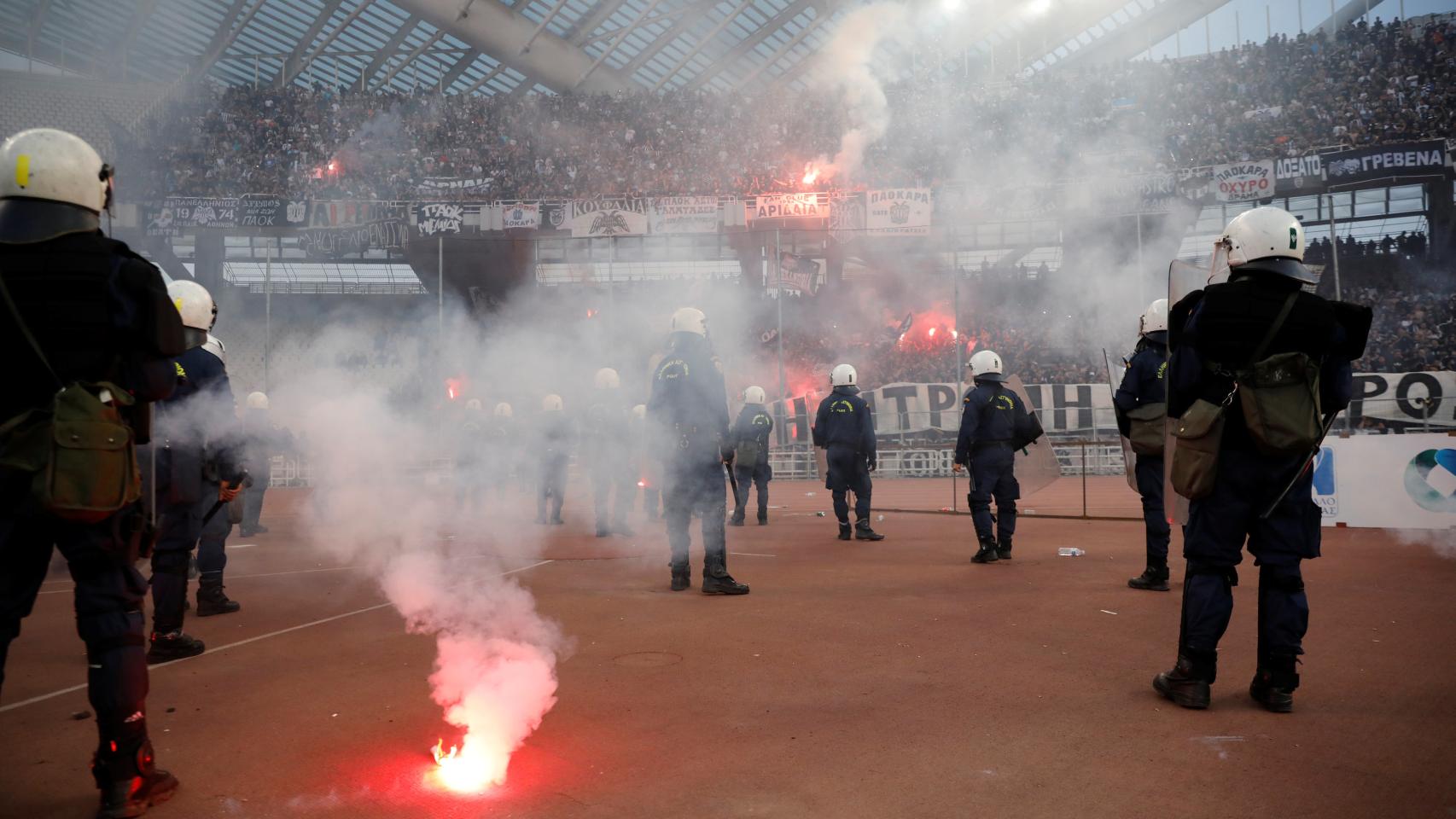 Lanzamientos de bengalas y petardos en la final de Copa entre AEK Atenas y PAOK de Salónica