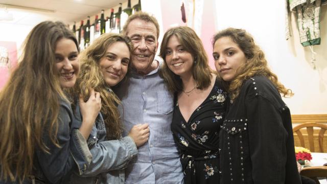 El escritor Fernando Sánchez Dragó junto a unas jóvenes que acudieron al estreno de su corto pornográfico, en 2018.