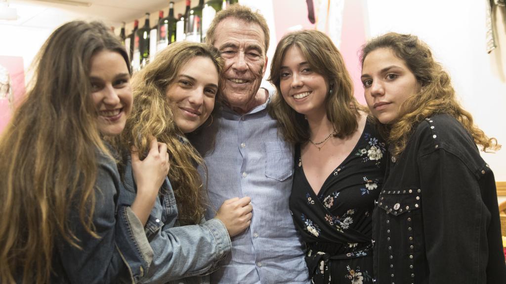 Sánchez Dragó, con las cuatro veinteñares que presenciaron su corto porno.