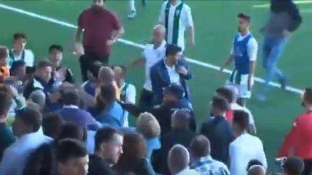 Momento de la pelea entre Córdoba B y Mérida.
