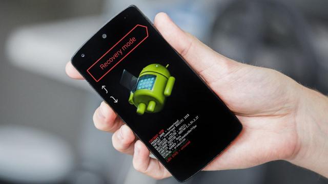 Un móvil Android antiguo actualizándose