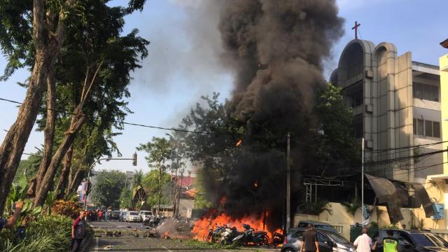 Al menos 11 muertos y 40 heridos en tres atentados en iglesias en Indonesia