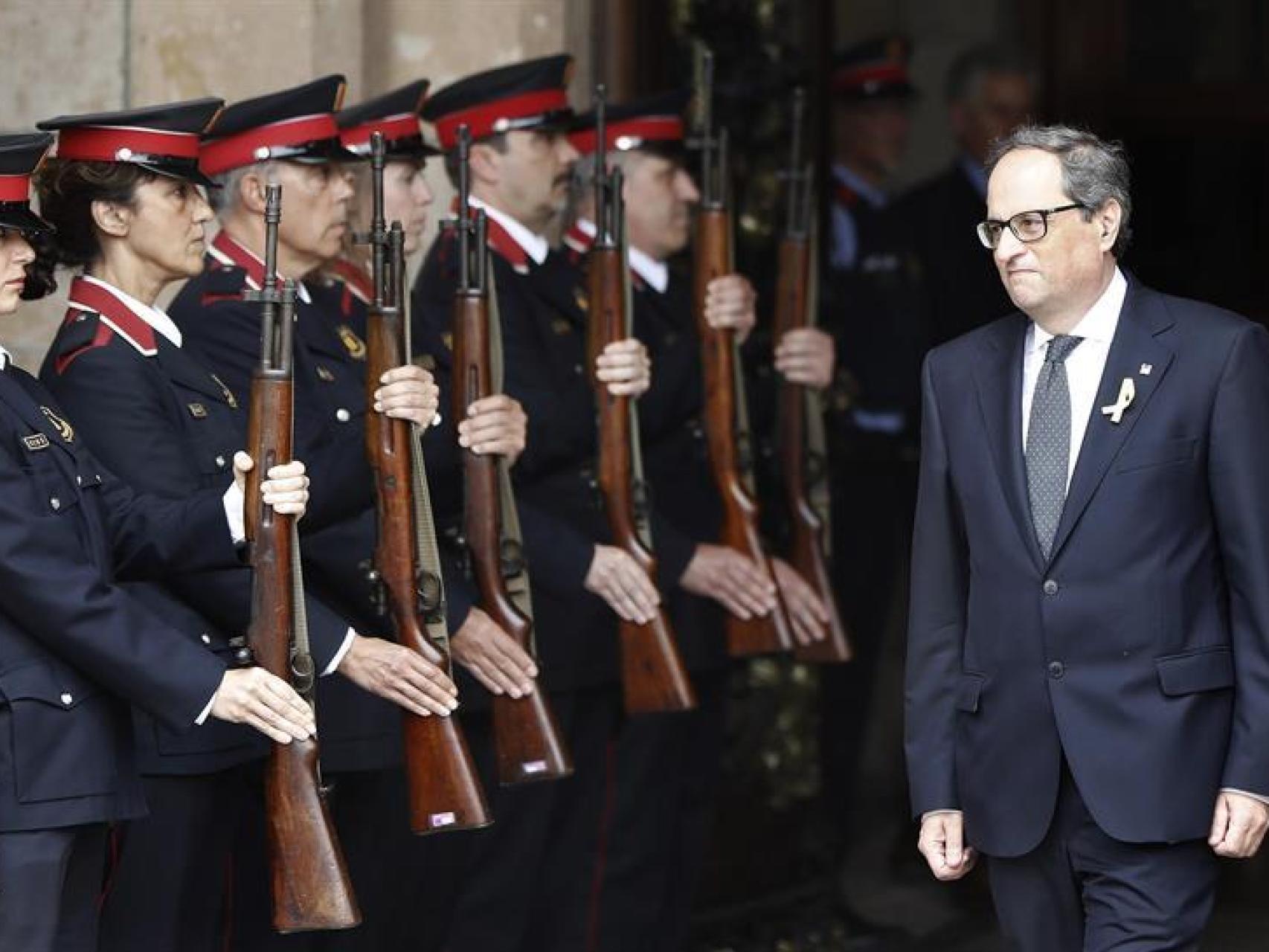 Quim Torra abandona el Parlament ante la formación de gala de los Mossos d'Esquadra.