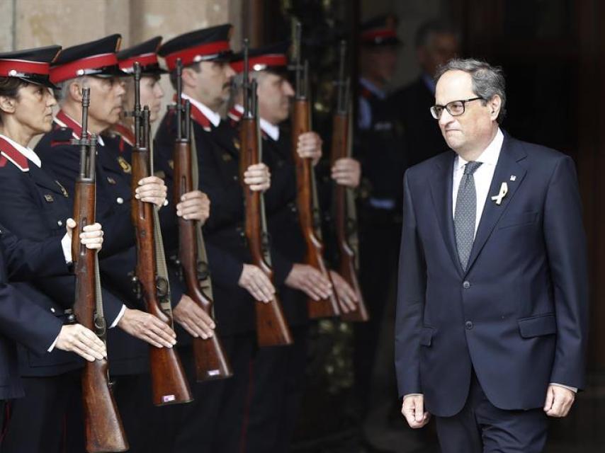Quim Torra abandona el Parlament ante la formación de gala de los Mossos d'Esquadra.