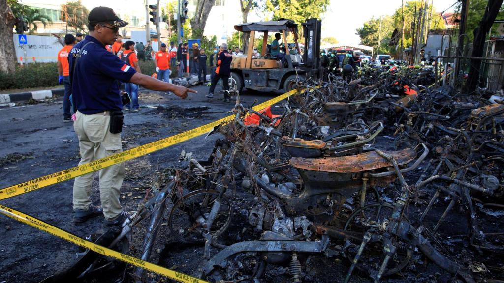 Motos calcinadas en Surabaya tras los ataques.