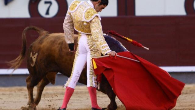 Encajado derechazo de Talavante, que cortó una oreja de ley