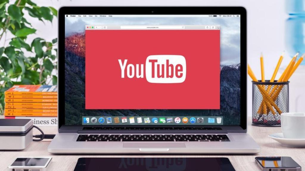 YouTube en un MacBook.