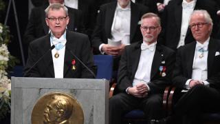 Entrega del Nobel de Literatura de 2017, con Carl-Henrik Heldin en la ceremonia.