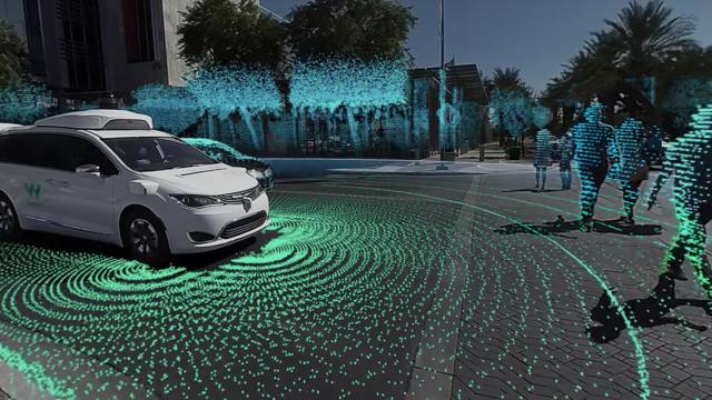 Minivan híbrido Chrysler Pacifica, de conducción automática en calle de Metro Phoenix, Arizona.