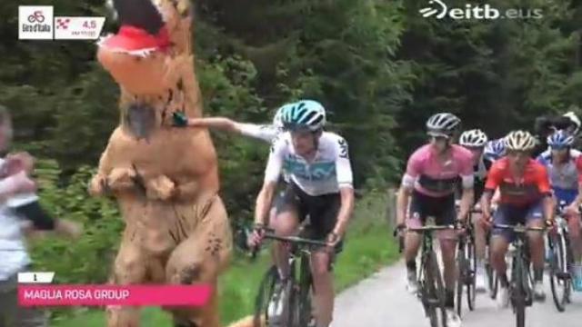 Chris Froome la toma con un dinosaurio