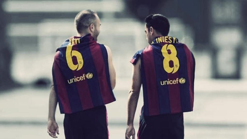 Andrés Iniesta y Xavi Hernández intercambian sus camisetas