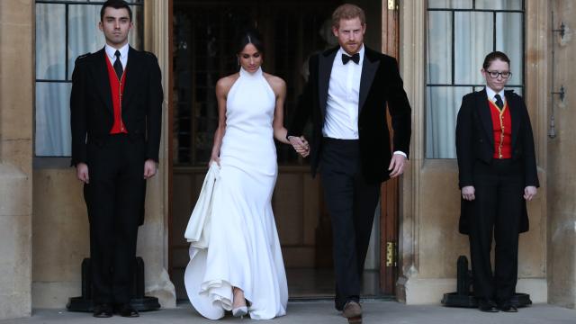 Meghan y Harry en su segunda aparición publica camino de la fiesta privada. Gtres.