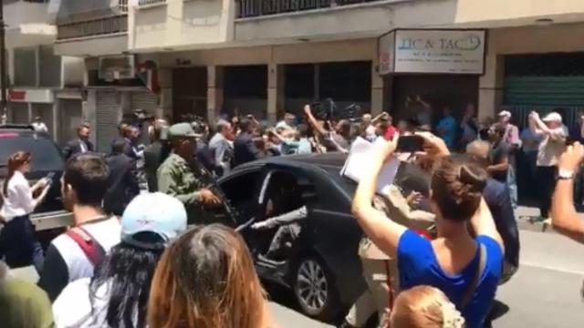 Momento en el que la gente increpa a Zapatero.