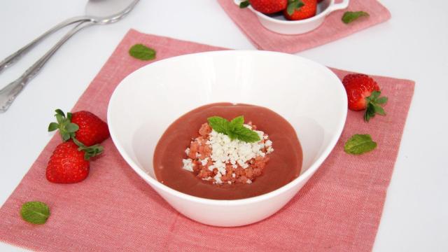 GAZPACHO DE FRESAS CON GRANIZADO DE TOMATE Y VIRUTAS DE QUESO DE CABRA CON TMX Portada