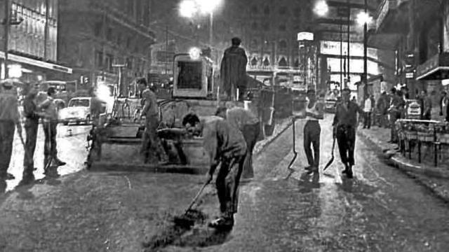 Asfaltando la Gran Vía, la noche del 20 de julio de 1967.