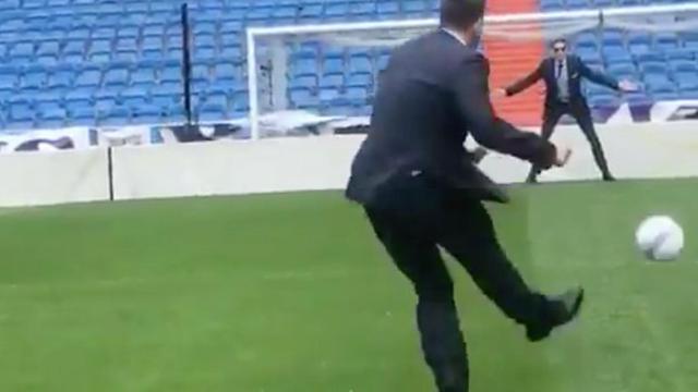 Felipe Reyes jugando al fútbol en el Santiago Bernabéu