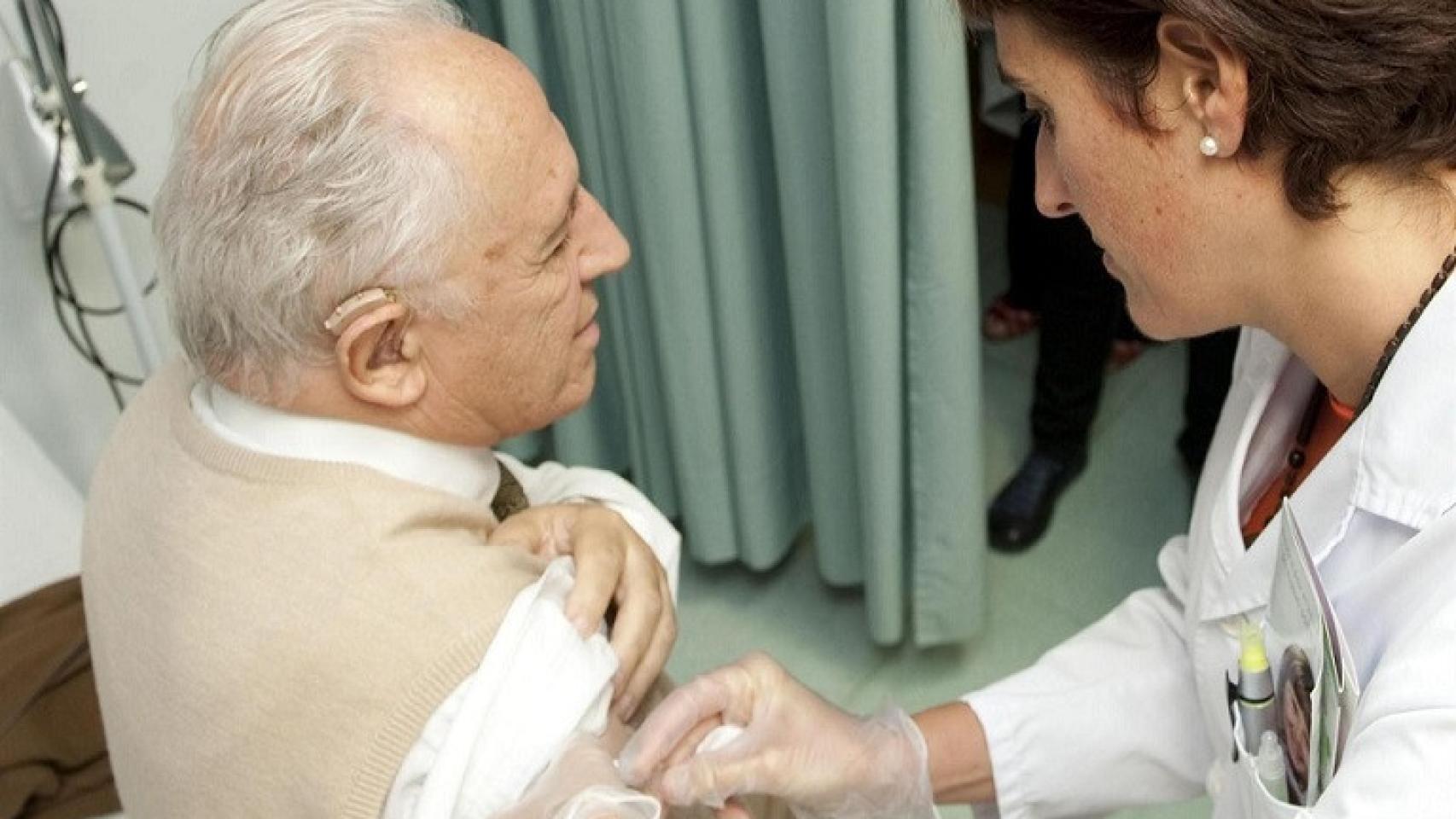 Un mayor siendo vacunado.