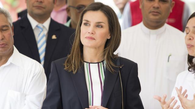 La reina Letizia con rostro serio en su visita a República Dominicana.
