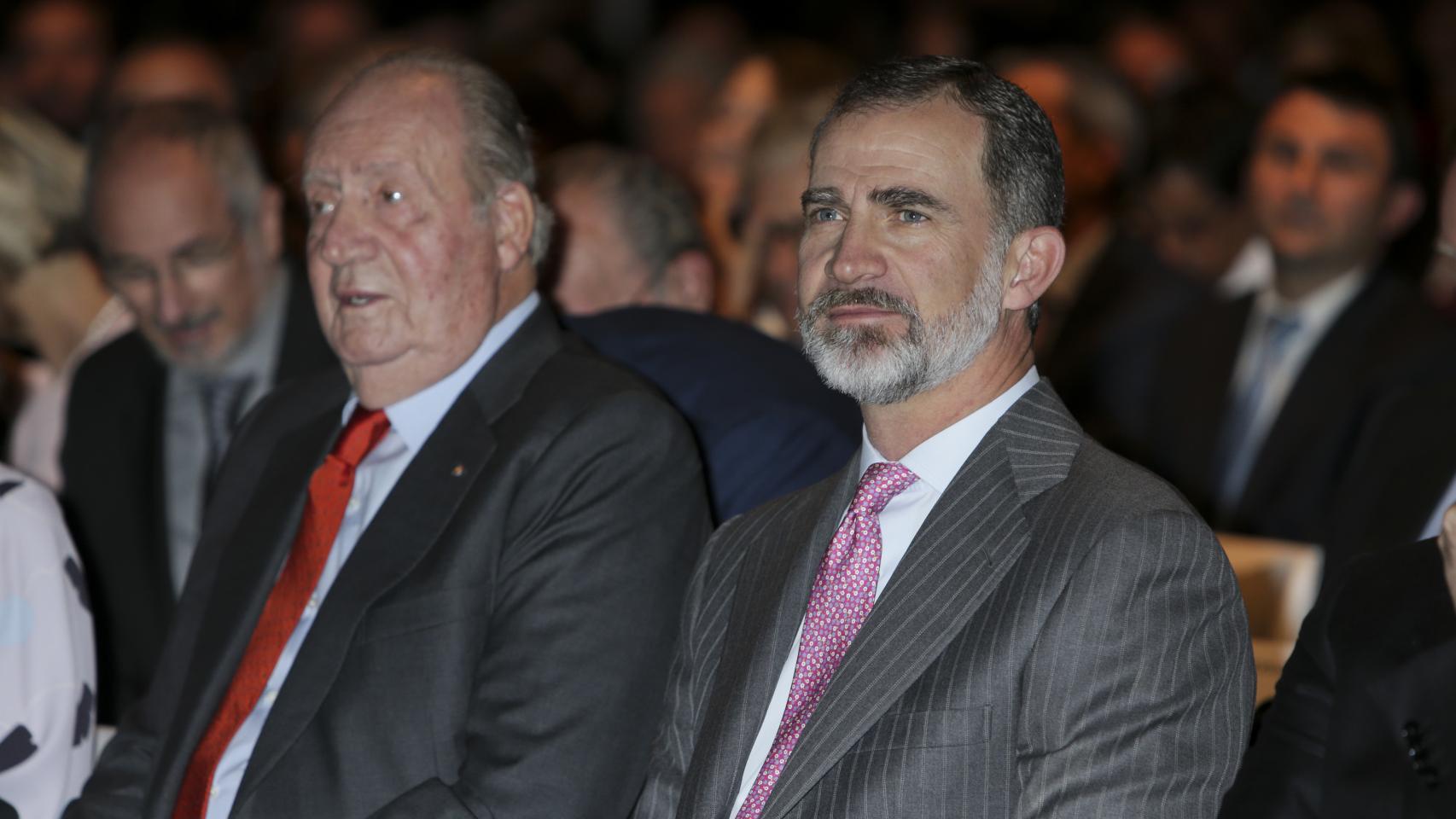Felipe VI y Juan Carlos I en un acto público.