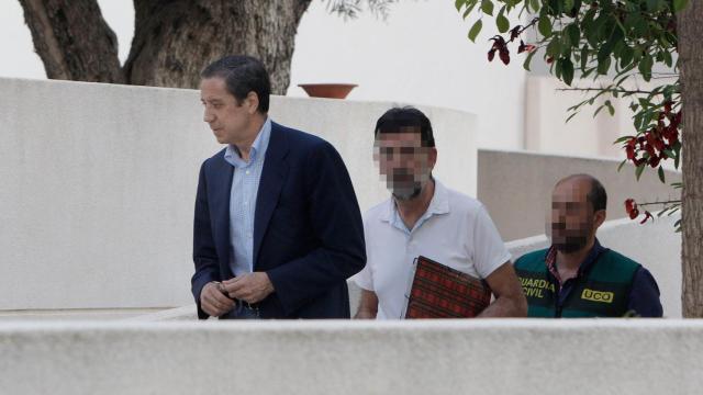 Zaplana, a la llegada a su chalé de Benidorm acompañado por agentes de la UCO.